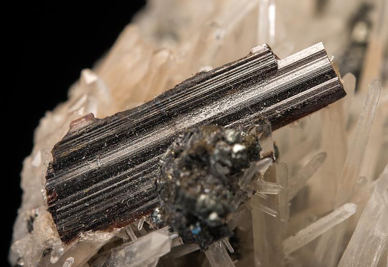 HÜBNERITE with QUARTZ